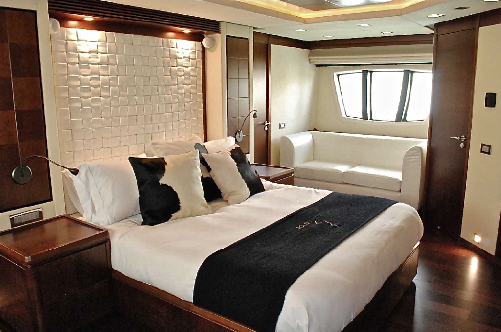 Crewed Motor Yacht Solo Contigo King Master Stateroom