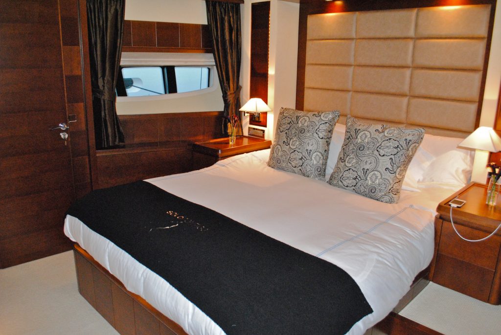 Luxury Charter Yacht Solo Contigo VIP Suite