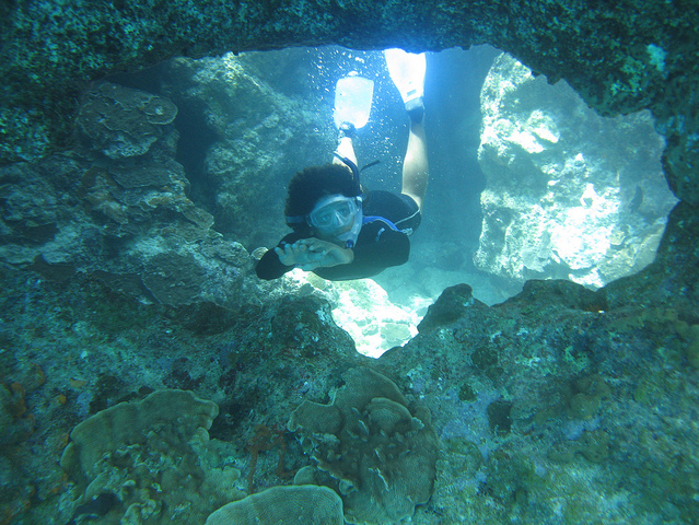 Bahamas, Exumas, Diving in Thunderball Grotto